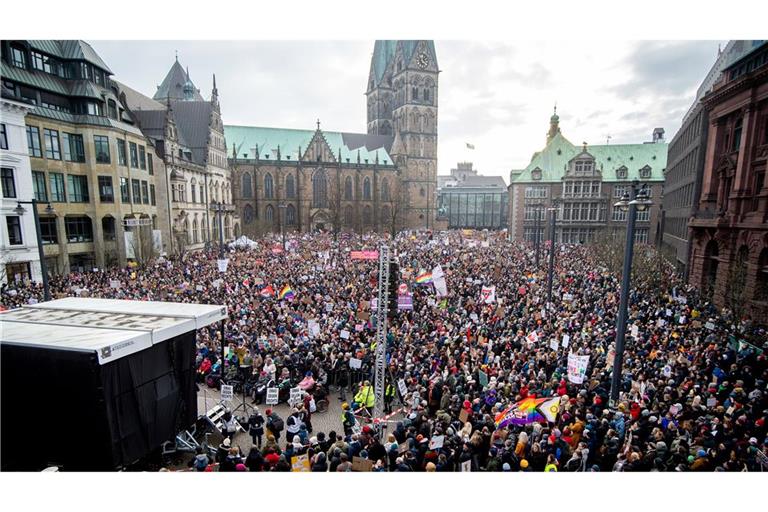 Zahlreiche Menschen demonstrieren auf dem Domshof gegen Rechtsextremismus.
