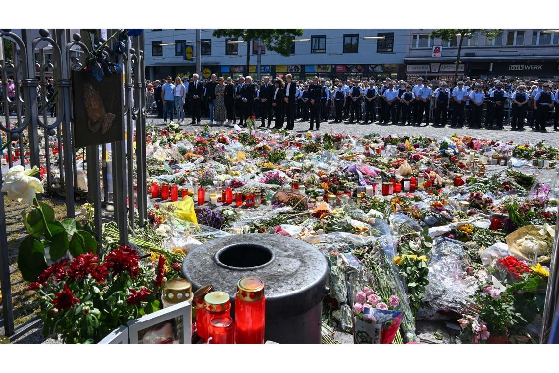 Mit dem Jagdmesser gegen "Ungläubige" - Prozess nach Angriff Zahlreiche Menschen gedachten nach der Tat auf dem Mannheimer Marktplatz der Opfer. (Archivbild)