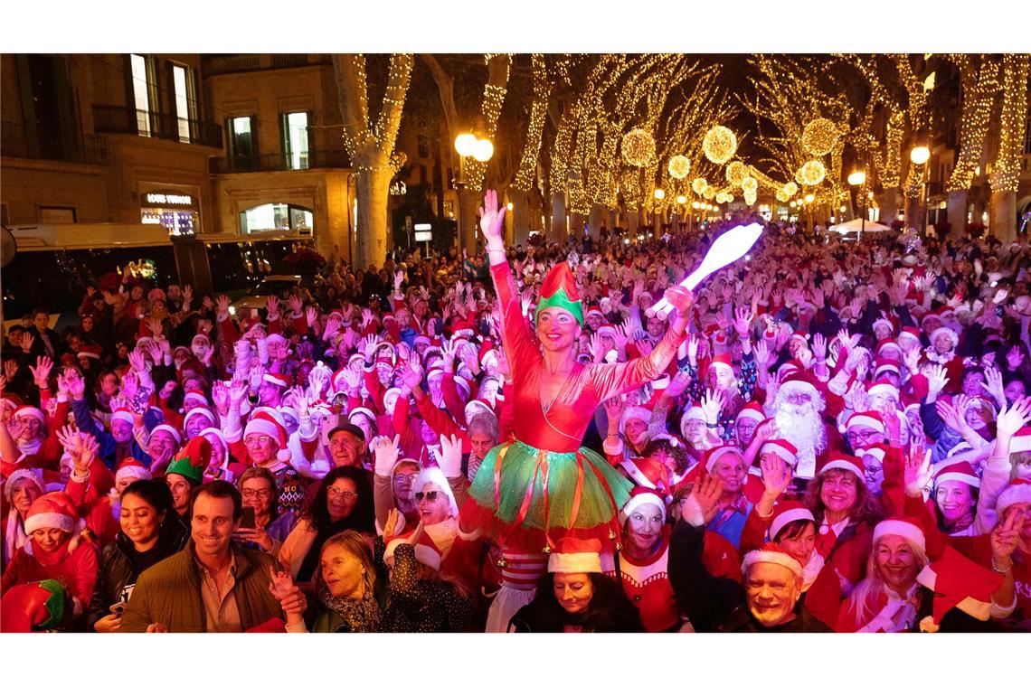 Bilder des Tages Zahlreiche Menschen in Weihnachtskostümen tanzen in der Avenida Passeig del Born auf Mallorca.