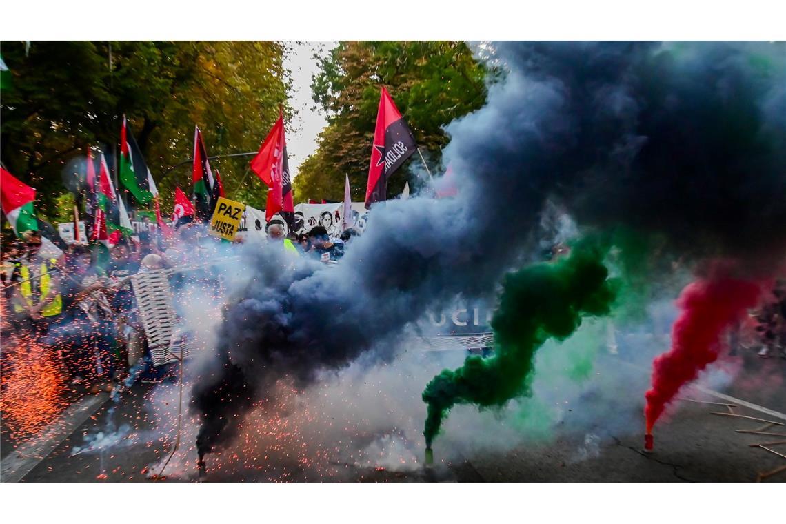 Zahlreiche Menschen marschieren zwischen Atocha und Callao im Zentrum Madrids während einer Kundgebung aus Solidarität mit den Palästinensern in Gaza.