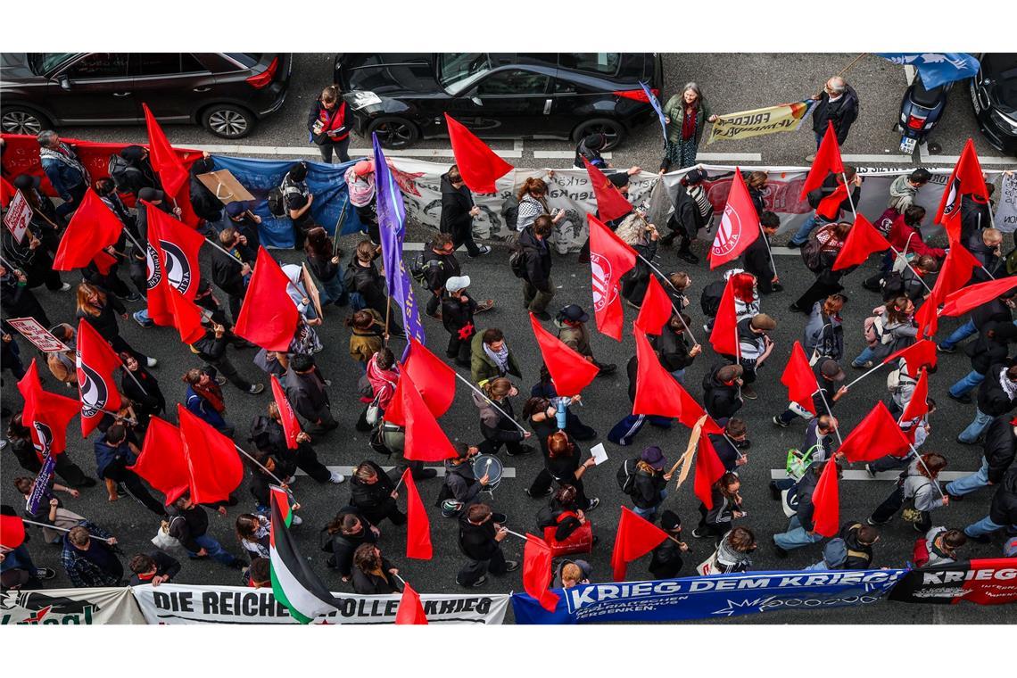 Bilder des Tages Zahlreiche Menschen nehmen an einer Demonstration von Friedensinitiativen teil und ziehen durch die Stuttgarter Innenstadt.