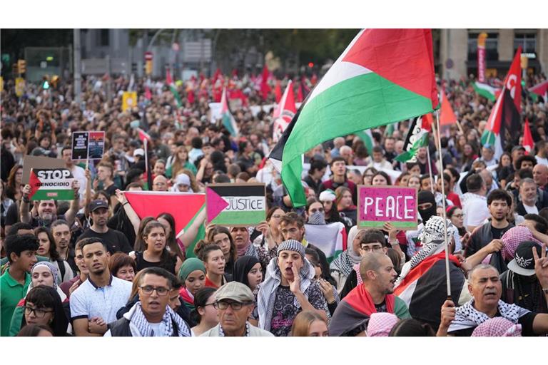 Zahlreiche Menschen nehmen an einer Kundgebung aus Solidarität mit den Palästinensern in Gaza teil. Spanische Gewerkschaften hatten zu einem General- und Studentenstreik aufgerufen.