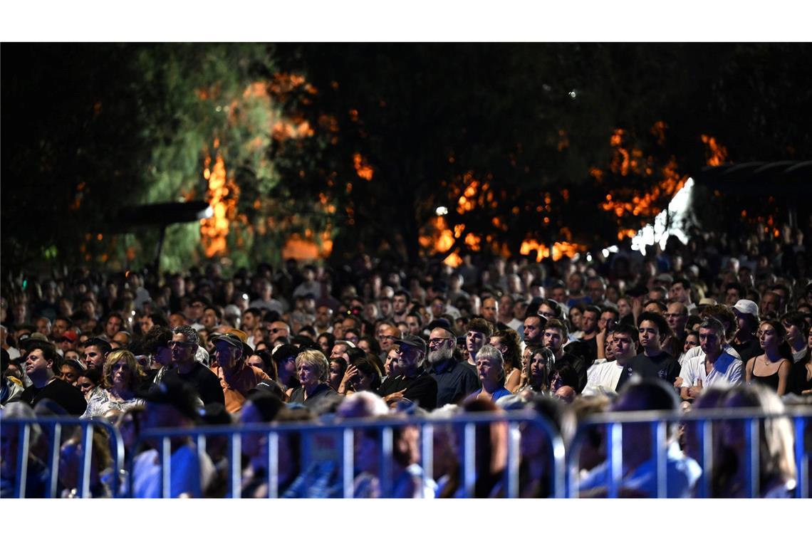 Zahlreiche Menschen nehmen an einer Mahnwache zum Nationalen Gedenktag für die Opfer und Überlebenden des Anschlags am Bondi Beach in Sydney teil.