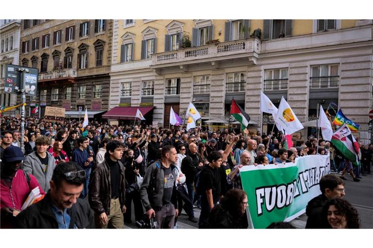 Zahlreiche Menschen protestierten unter anderem in der Hauptstadt Rom.