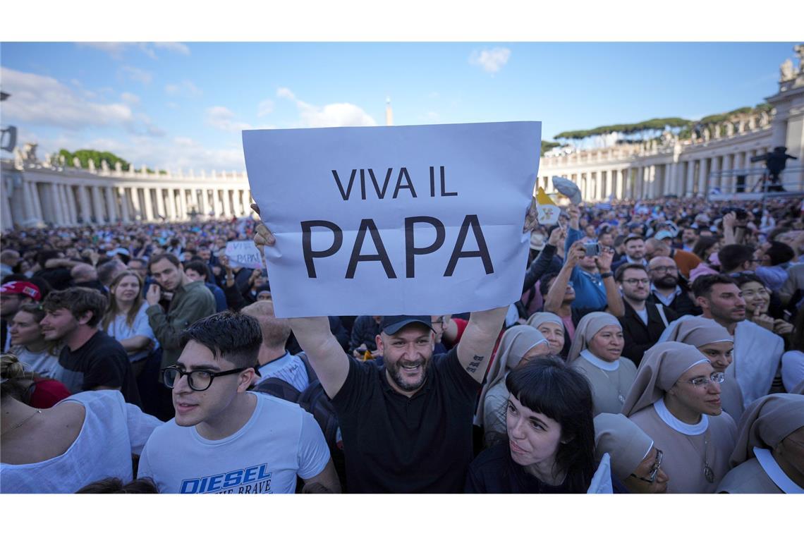 Jubel, Tränen und "Viva il Papa" - Zehntausende feiern Papst Zahlreiche Menschen rufen "Viva il Papa!"