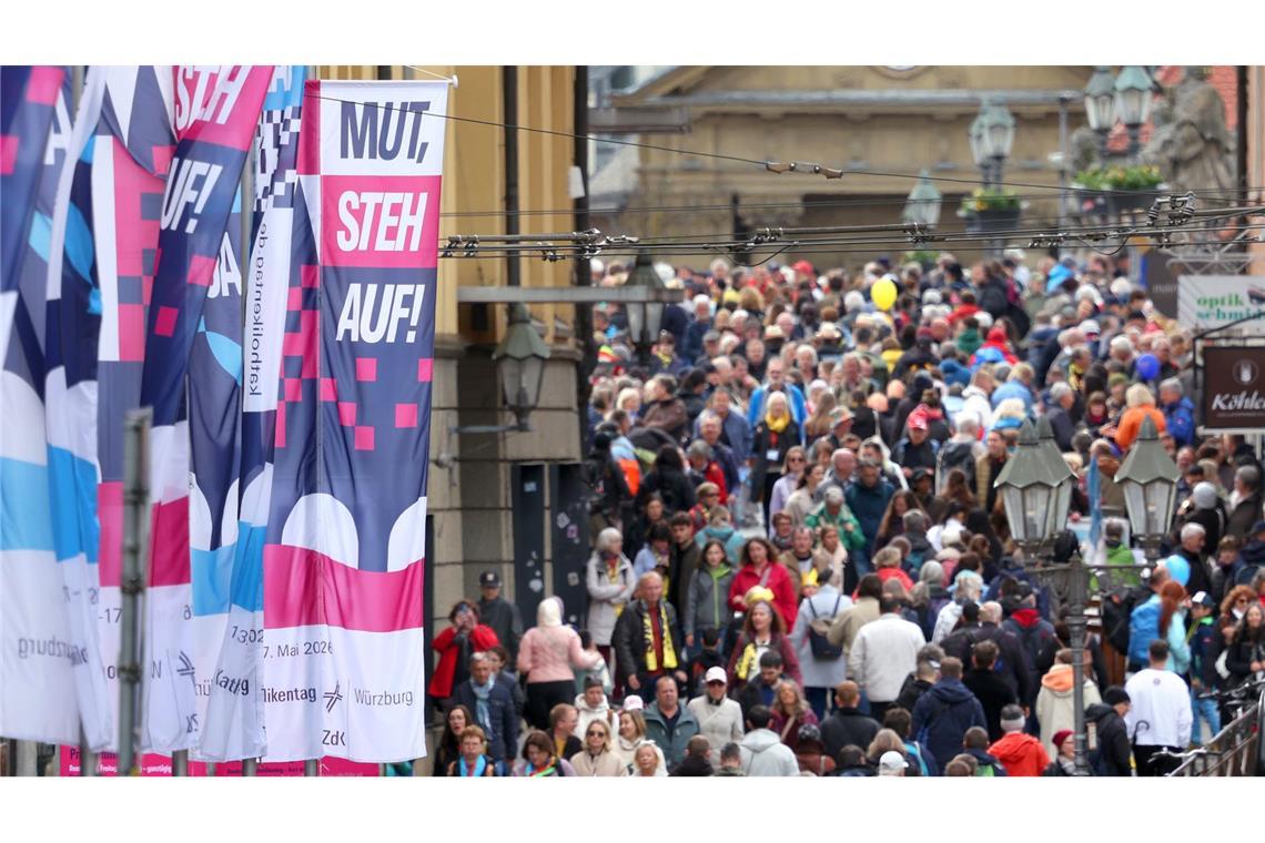 Zahlreiche Menschen sind in der Würzburger Innenstadt unterwegs.