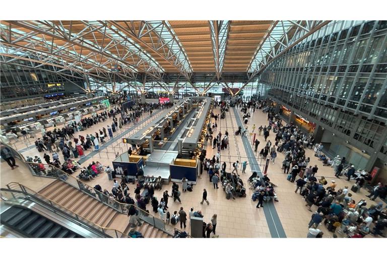 Zahlreiche Menschen stehen im Terminal des Hamburger Flughafens.