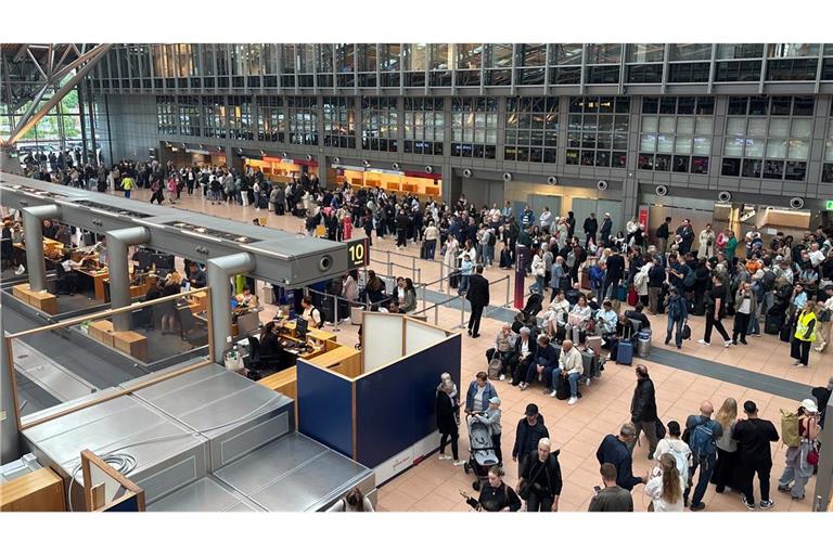 Zahlreiche Menschen stehen im Terminal des Hamburger Flughafens.