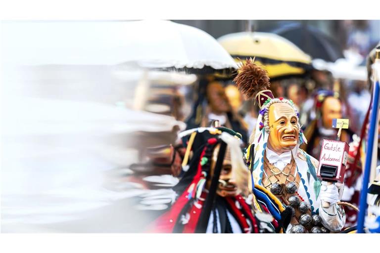Zahlreiche Narren gehen während des Narrensprungs durch die Innenstadt. Der Rottweiler Narrensprung ist einer der Höhepunkte in der schwäbisch-alemannischen Fastnacht.
