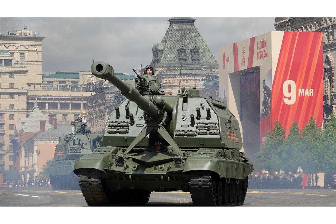 Parade im Krieg - Putin feiert Sieg über Nazideutschland Zahlreiche Panzer fuhren bei der Militärparade über den Roten Platz.