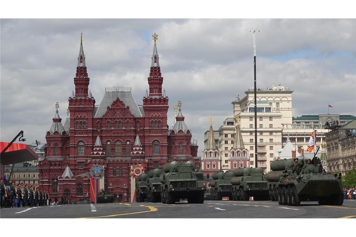 Parade im Krieg - Putin feiert Sieg über Nazideutschland Zahlreiche Panzer rollten bei der Militärparade über den Roten Platz.