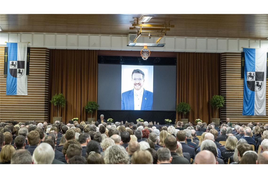 Zahlreiche Personen hatten sich zur Trauerfeier in der Stadthalle eingefunden.