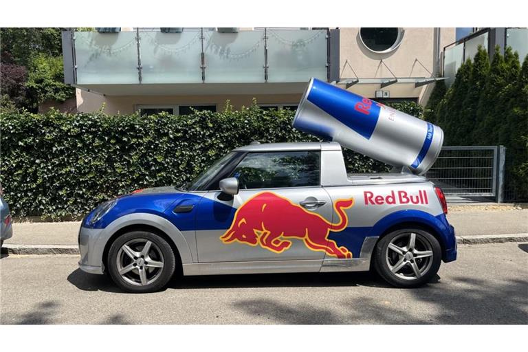 Zahlreiche Red-Bull-Autos parkten am Schwörmontag in der Doppelstadt, hier eine Aufnahme aus dem Neu-Ulmer Villenviertel.