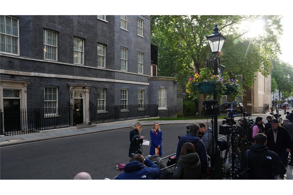Zahlreiche Reporter versammelten sich vor der 10 Downing Street.