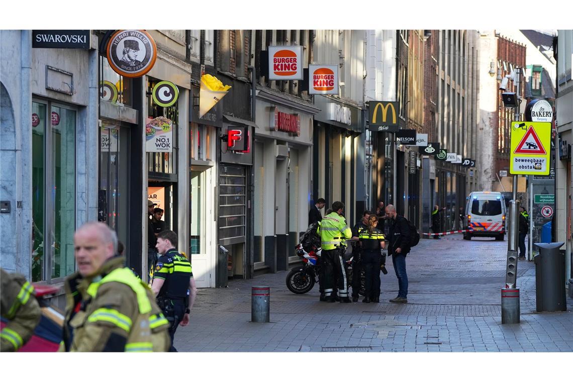 Schwerverletzte bei Messerattacke in Amsterdam Zahlreiche Rettungskräfte eilten zum Ort des Geschehens.