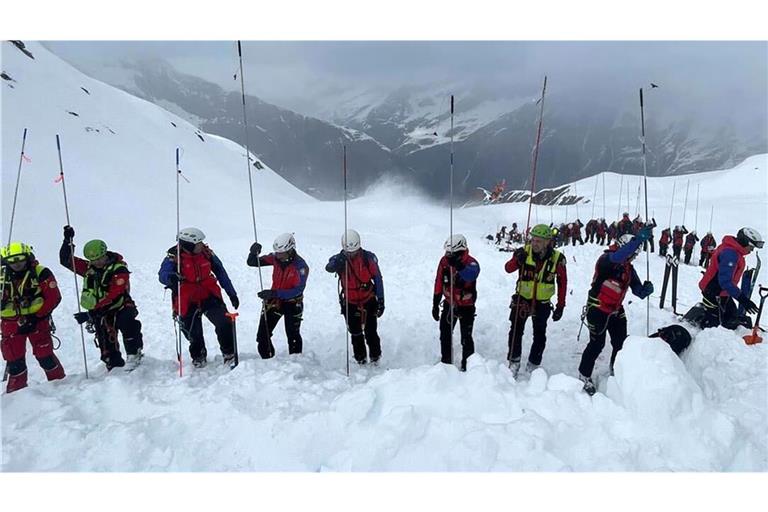 Zahlreiche Rettungskräfte suchten nach den Vermissten.