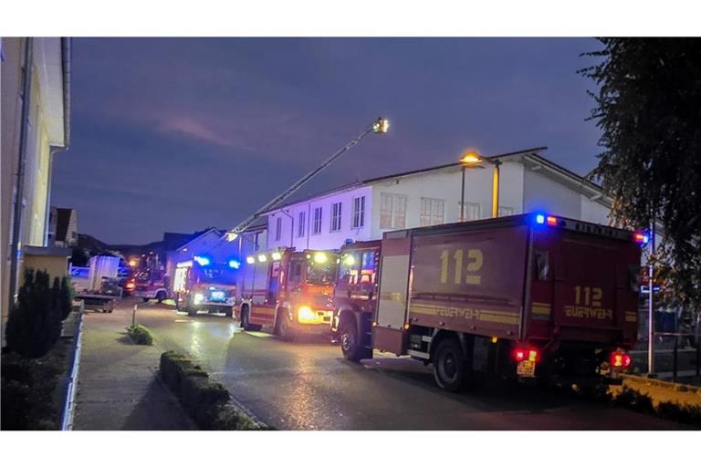 Zahlreiche Rettungskräfte waren im Einsatz – unter anderem mit einer Drehleiter.