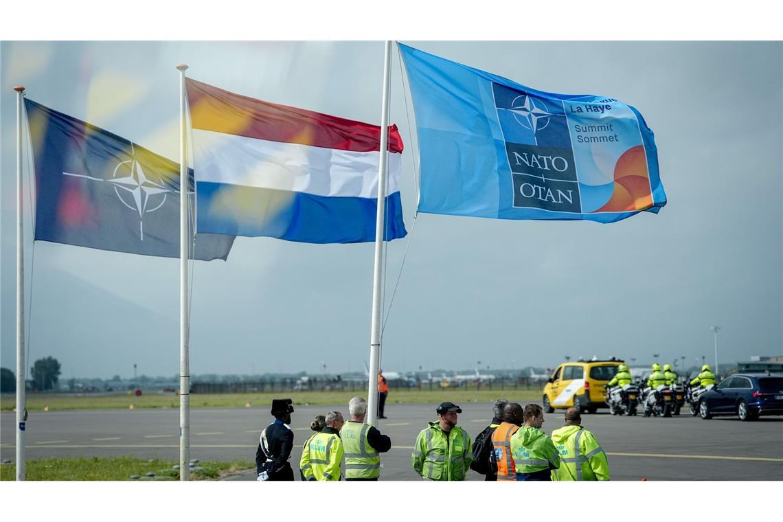 Beim Nato-Gipfel dreht sich alles um Trump Zahlreiche Staats- und Regierungschefs trafen am Abend am Flughafen in Amsterdam ein.