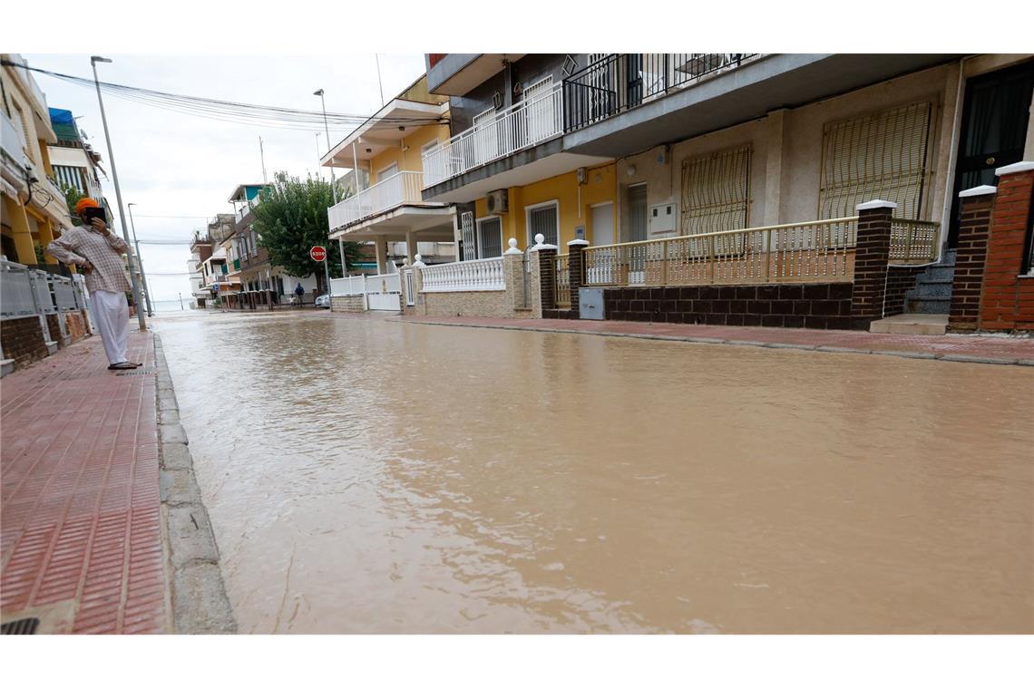 Überschwemmungen nach heftigen Regenfällen in Südostspanien Zahlreiche Straßen sind in Südostspanien bei schweren Regenfällen überschwemmt worden.