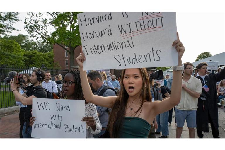 Zahlreiche Studierende protestierten in Harvard gegen die Pläne der Trump-Regierung. (Archivbild)