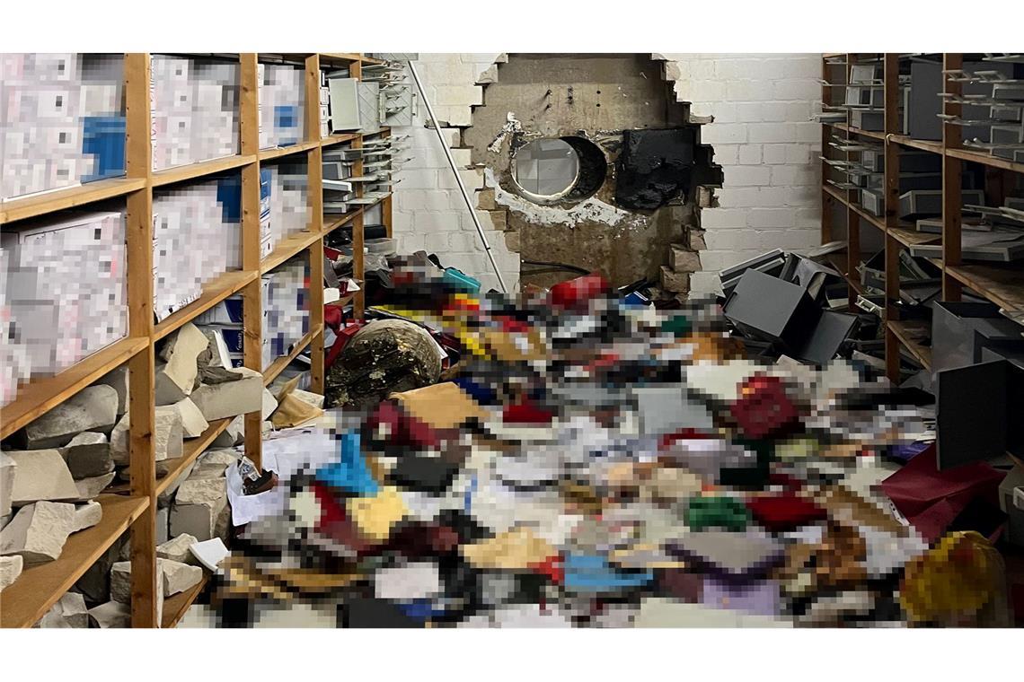 Zahlreiche Unterlagen liegen auf dem Boden des Tresorraums.