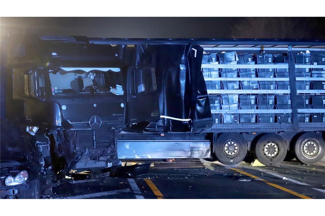 20 Verletzte bei Lkw-Chaosfahrt auf Autobahnen in NRW Zahlreiche Verletzte bei Lkw-Chaosfahrt.