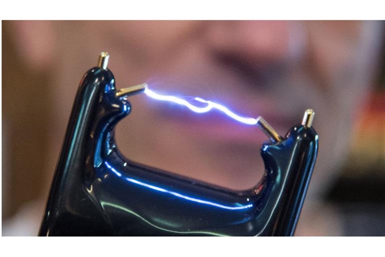 Zapp!: Elektroimpulsgeräte müssen ein besonderes Prüfzeichen aufweisen, wenn sie legal mitgeführt werden sollen.