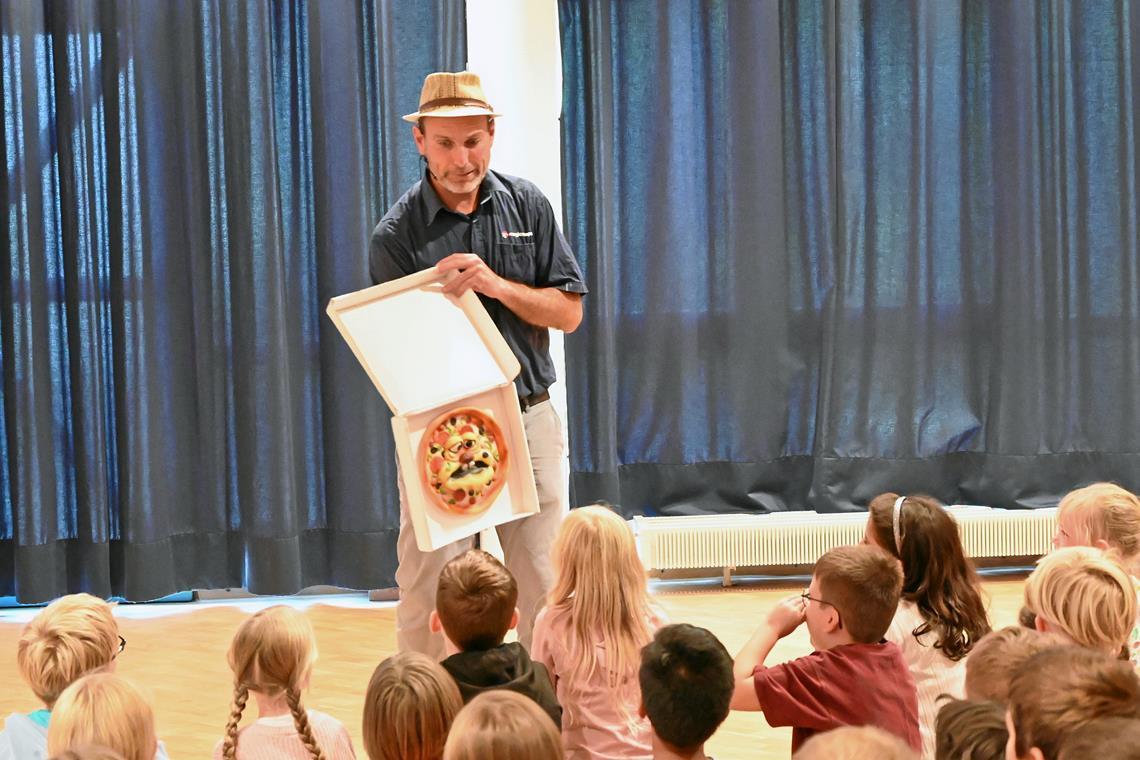 Zauberer Marko Ripperger mit seiner „sprechenden Pizza“. Foto: Elisabeth Klaper