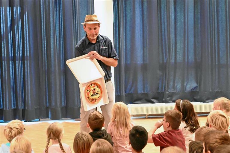 Zauberer Marko Ripperger mit seiner „sprechenden Pizza“. Foto: Elisabeth Klaper