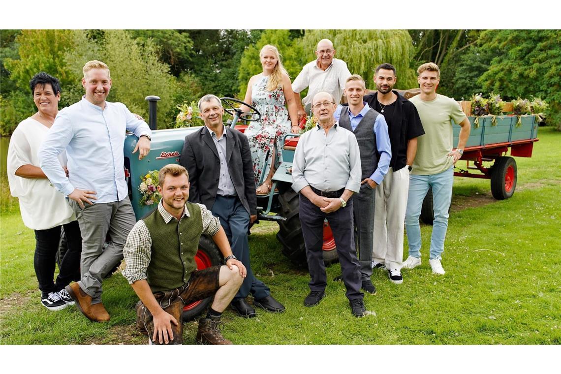 Zehn der insgesamt 13 Bäuerinnen und Bauern der aktuellen Staffel beim Scheunenfest. V.l.: Simone, Daniel, Michi, Johann, Insa, Herbert (hinten), Walter, Christopher, Basti, Friedrich.