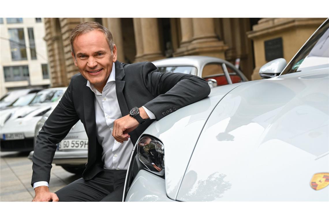 Zehn Jahre an der Porsche-Spitze: In Zuffenhausen hatte  Oliver Blume am 1. Oktober 2015 die Regie übernommen.  Nach dem Rauswurf von Herbert Diess in Wolfsburg amtierte er ab September 2022 auch dort als Vorstandsvorsitzender. Blume galt als nüchterner Stratege und Teamplayer. Die Rückkehr von Porsche an die Börse, mit der die Firma ein Stück Eigenständigkeit zurück gewinnt, gilt als sein wichtigster Erfolg. Von 2026 konzentriert er sich ganz auf die Rolle als Chef des Volkswagen-Konzerns und gibt den Chefposten bei Porsche ab.