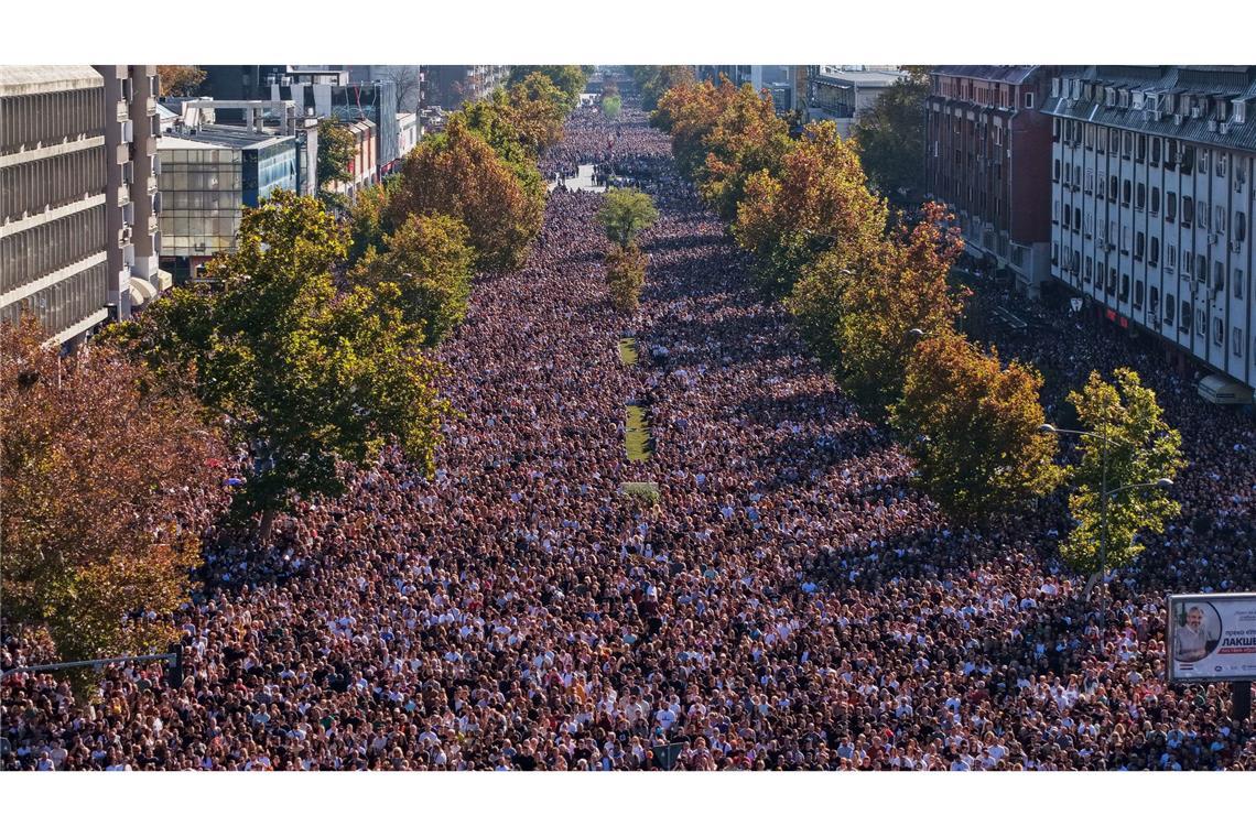 Zehntausende gedachten der 16 Opfer des Einsturzes des Bahnhofsvordachs in Novi Sad vor genau einem Jahr.