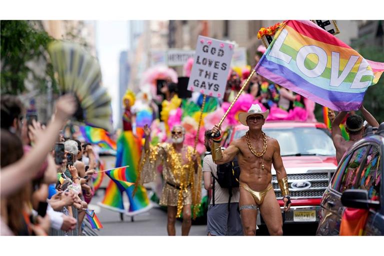 Zehntausende laufen bei der Pride-Parade in New York mit.