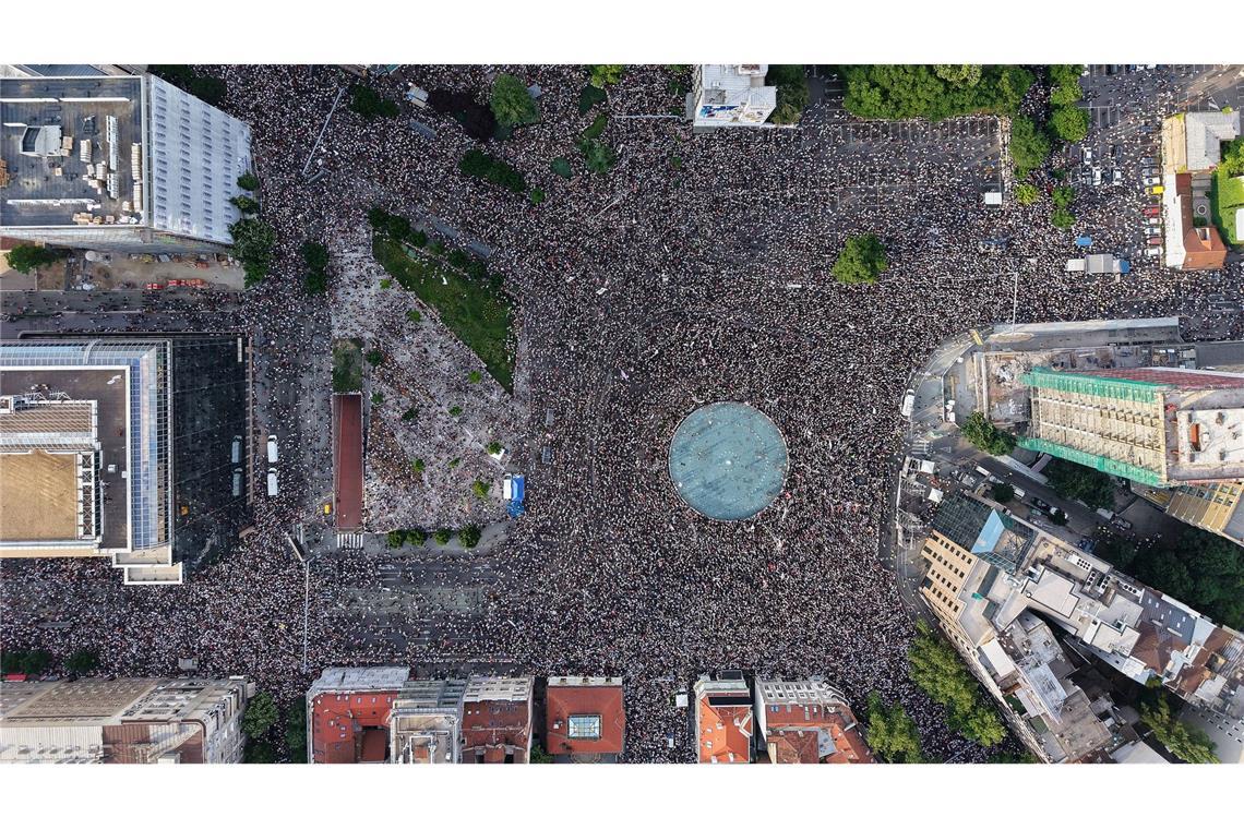 Zehntausende Menschen demonstrierten in Belgrad für vorgezogene Neuwahlen in Serbien.