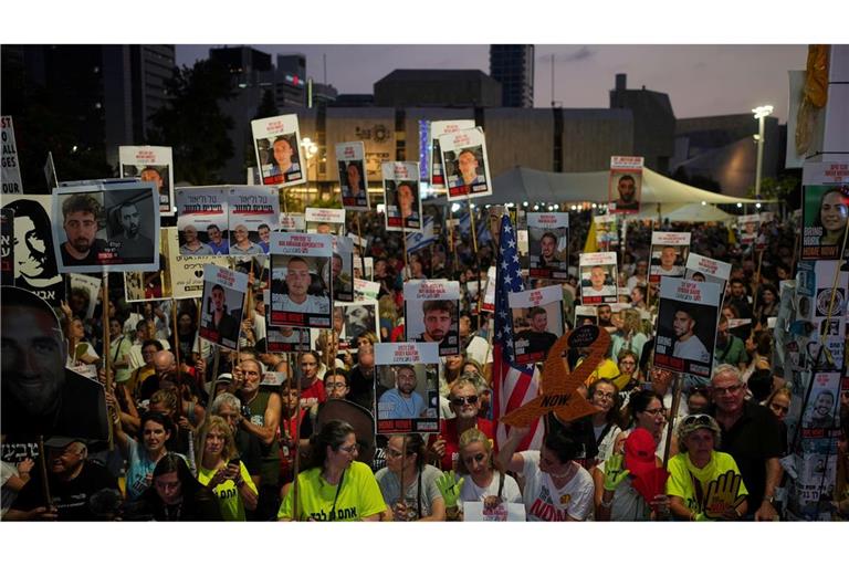 Zehntausende Menschen demonstrierten in Tel Aviv gegen die von der israelischen Regierung geplante Ausweitung des Gaza-Kriegs.
