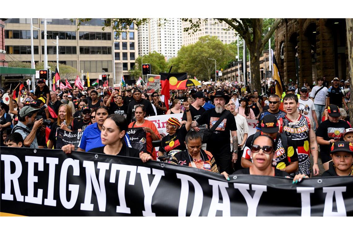 Gedenken an Kolonisierung: Australia Day sorgt für Proteste Zehntausende Menschen haben in Australien gegen den umstrittenen Nationalfeiertag "Australia Day" protestiert.