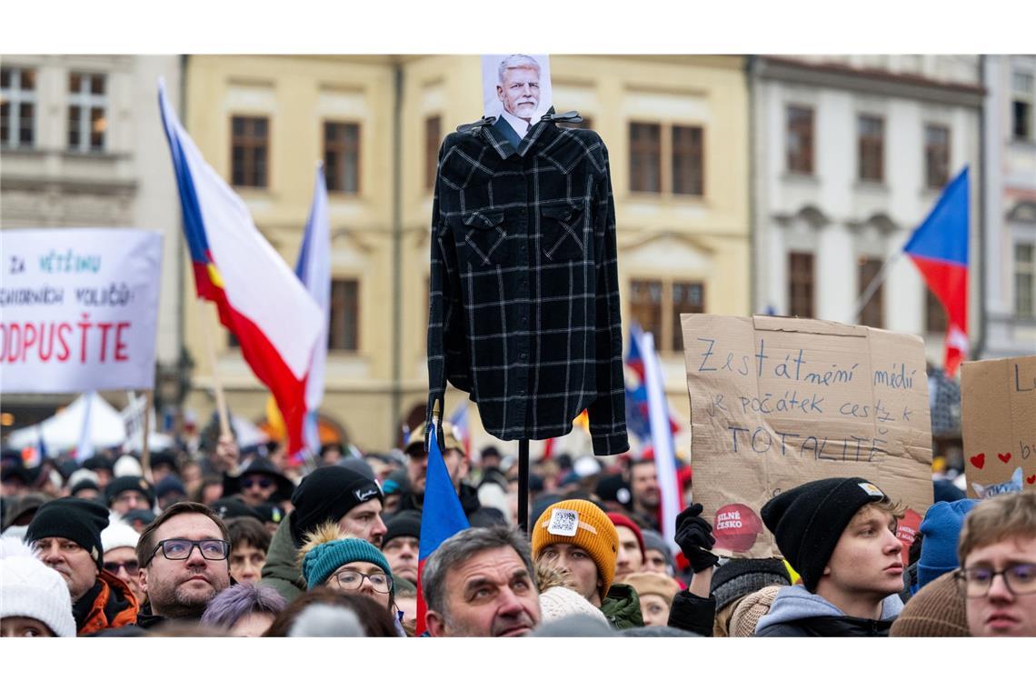Zehntausende Menschen haben sich zu einer Solidaritätskundgebung im Stadtzentrum eingefunden, um sich demonstrativ hinter den liberalen Präsidenten Pavel zu stellen.