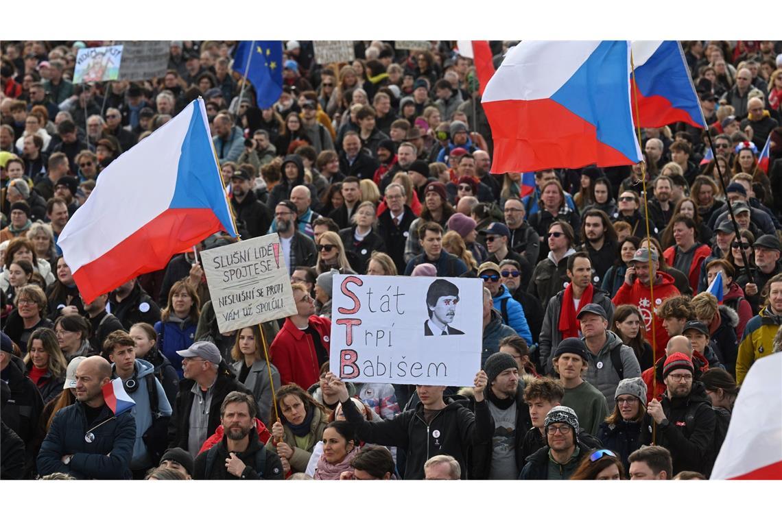 Zehntausende Menschen nehmen an der Kundgebung unter dem Motto "Wir lassen uns die Zukunft nicht stehlen.