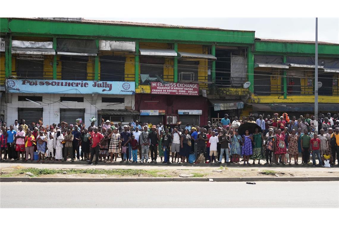 Zehntausende säumen den Weg von Papst Leo XIV. in Kamerun.