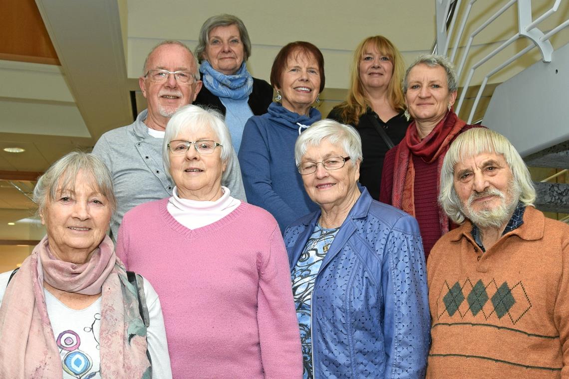 Zeigen eine Auswahl ihrer Bilder (von links): Barbara Hieber, Jürgen Illing, Erika Dangel, Inge Hügel, Helga Schönbach, Elvira Käßer, Marion Hieber, Regina Beuter und Helmut Gneist.