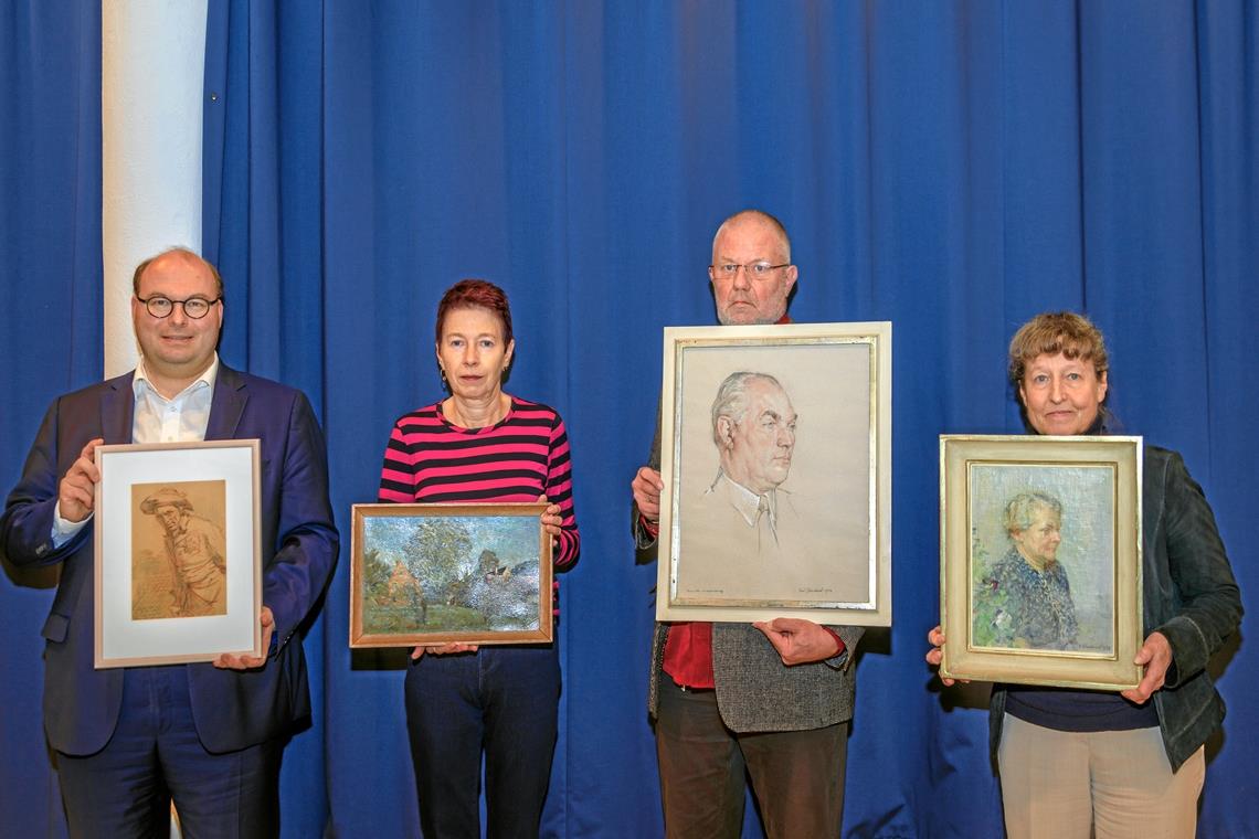 Private Studien für das Gedächtnis der Stadt Zeigen einen Teil der Bilder von Carl Obenland, die in die Obhut der Kunstsammlung gegangen sind (von links): Bürgermeister Armin Mößner mit dem Selbstporträt des Künstlers, Margit Reber mit dem Landschaftsbild Lutzensägmühle, Thomas Reber mit dem Porträt seines Vaters und Constanze Obenland mit dem Bild ihrer Großmutter. Foto: Stefan Bossow