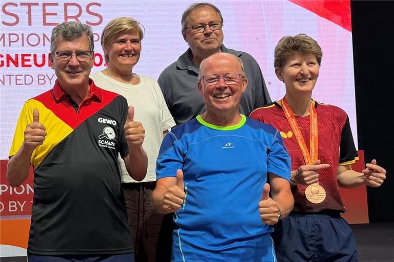 Zeigen sich mit dem Abschneiden und den Leistungen sehr zufrieden: Bernhard Rabsch (von links), Andrea Winter, Jürgen Wörner, Rainer Kemmler (vorne) und Jutta Ernst. Foto: privat