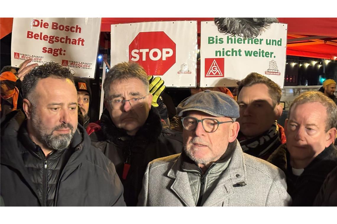 Zeigen Solidarität mit der der Bosch-Belegschaft (vorne v.l.): Porsche-Betriebsratschef Ibrahim Aslan, Landesverkehrsminister Winfried Hermann und Stadtdekan Christian Hermes.