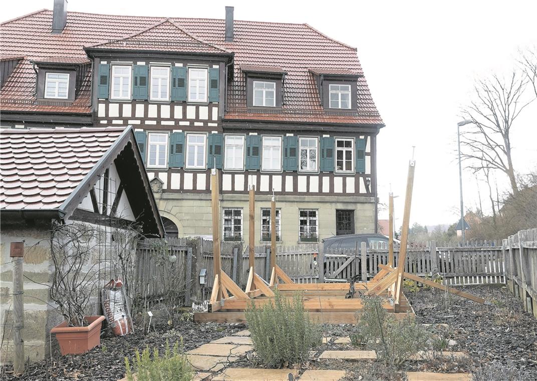 Kleine Flugreise einer Pergola Zeigt die unglaubliche Kraft des Sturms am Sonntag: Er hat die mehrere hundert Kilo schwere Pergola im Hof der Rümelinsmühle aus der Verankerung gerissen, hochgehoben, in der Luft gedreht und nebenan im Gemüsegärtchen wieder fallen lassen. Foto: J. Fiedler