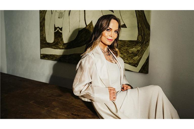 Zeitlos elegant: Regina Halmich trägt eine Jacke von Marc Cain, eine Bluse von Max Mara und eine Hose Marc Cain