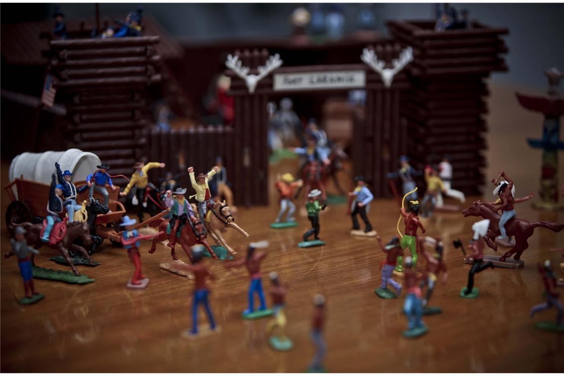"Homo collector": Warum Männer altes Spielzeug sammeln Zeitreise in die Kindheit: Kunterbunte Apachen, Sioux und Cheyenne attackieren zu Fuß oder auf Mustangs Fort Laramie, das von der Kavallerie und Cowboys bis auf den Skalp verteidigt wird.