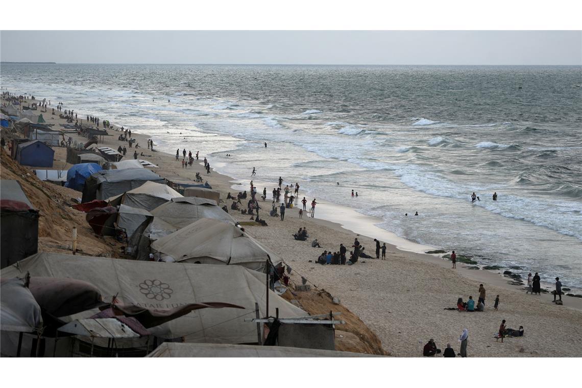 Gaza-Krieg: Verhandlungen zwischen Israel und Hamas beginnen Zeltlager am Strand des Gazastreifens.
