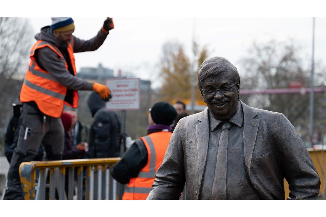 Zentrum für Politische Schönheit installiert Lübcke-Statue vor CDU-Parteizentrale