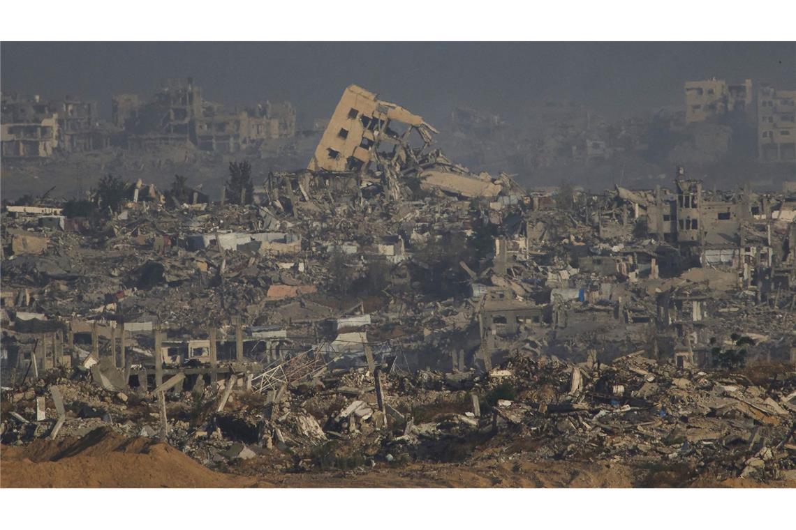 Bilder des Tages Zerstörte Gebäude im Gaza-Streifen sind vom Süden Israels aus zu sehen.