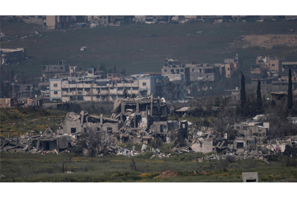 Netanjahu kündigt Intensivierung der Gaza-Angriffe an Zerstörte Gebäude im Gazastreifen von der Grenze zwischen Israel und Gaza aus gesehen.